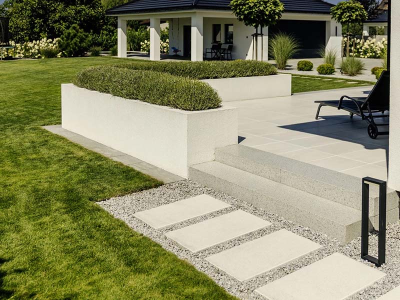 Taras z jasnych płyt Bruk-Bet Architect przy domu