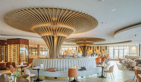 Biały sufit Seamless Acoustics w restauracji z dekoracyjnymi drewnianymi konstrukcjami