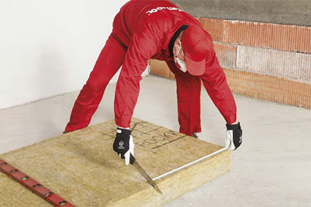 Odmierzanie wełny skalnej ROCKWOOL przed docięciem do rozstawu krokwi