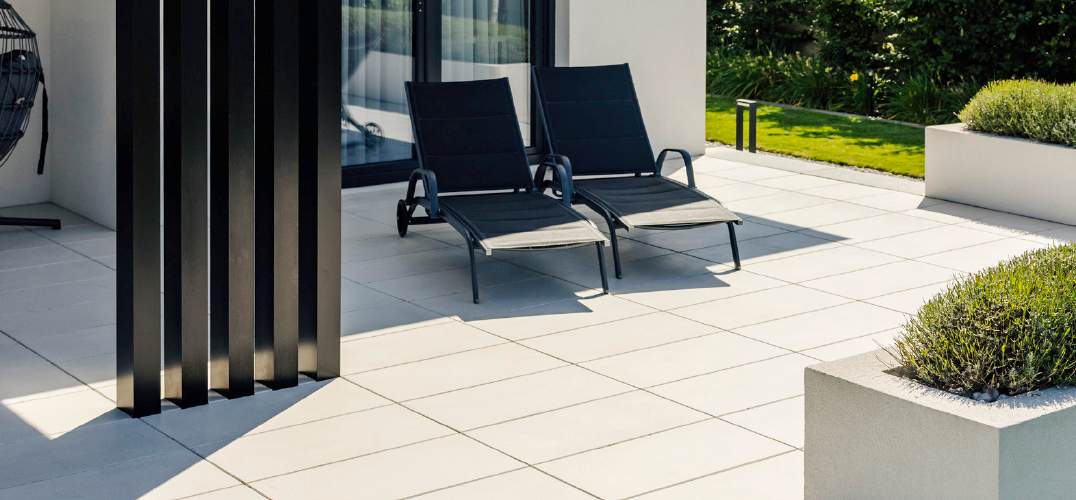 Taras z płyt Bruk-Bet Architect w kolorze delicate białe